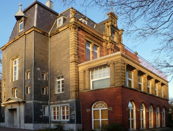 Villa vor der Sanierung. Foto: ArthurMcGill/CC BY 3.0