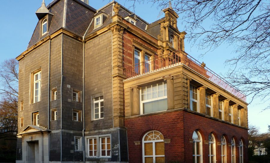 Villa vor der Sanierung. Foto: ArthurMcGill/CC BY 3.0