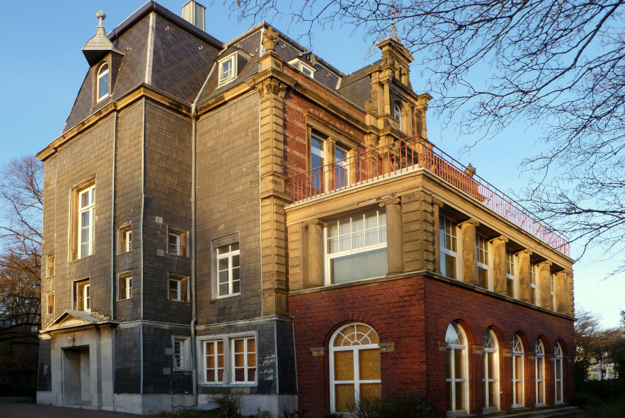 Villa vor der Sanierung. Foto: ArthurMcGill/CC BY 3.0